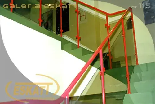 balustrada schodowa w konstrukcji koloru czerwonego